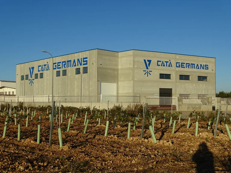Nau de producció de Catà Germans a Banyeres del Penedès Nau de producció de Catà Germans a Banyeres del Penedès