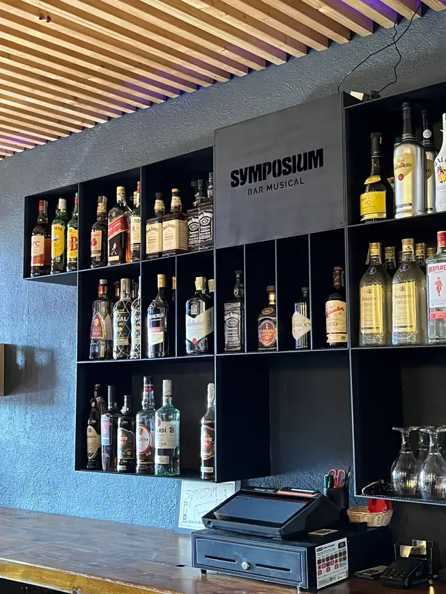 Estanteria metàl·lica a mida per bars i restaurants