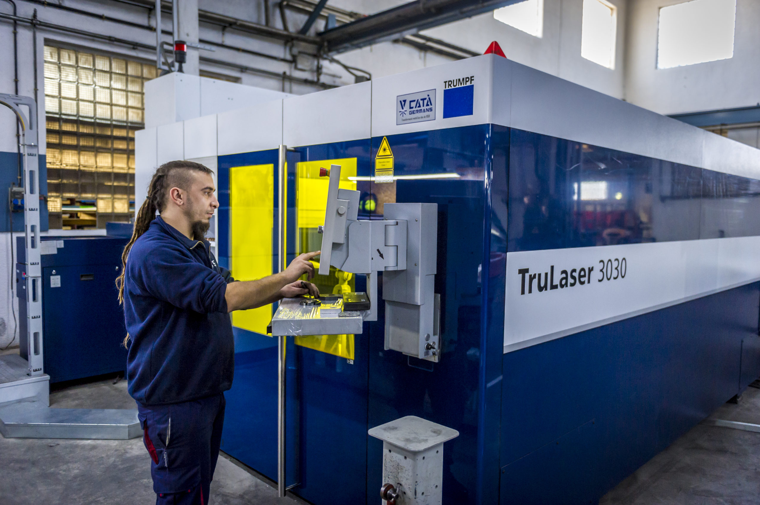 Máquina de corte láser en funcionamiento en las instalaciones de Catà Germans Máquina de corte láser en funcionamiento en las instalaciones de Catà Germans