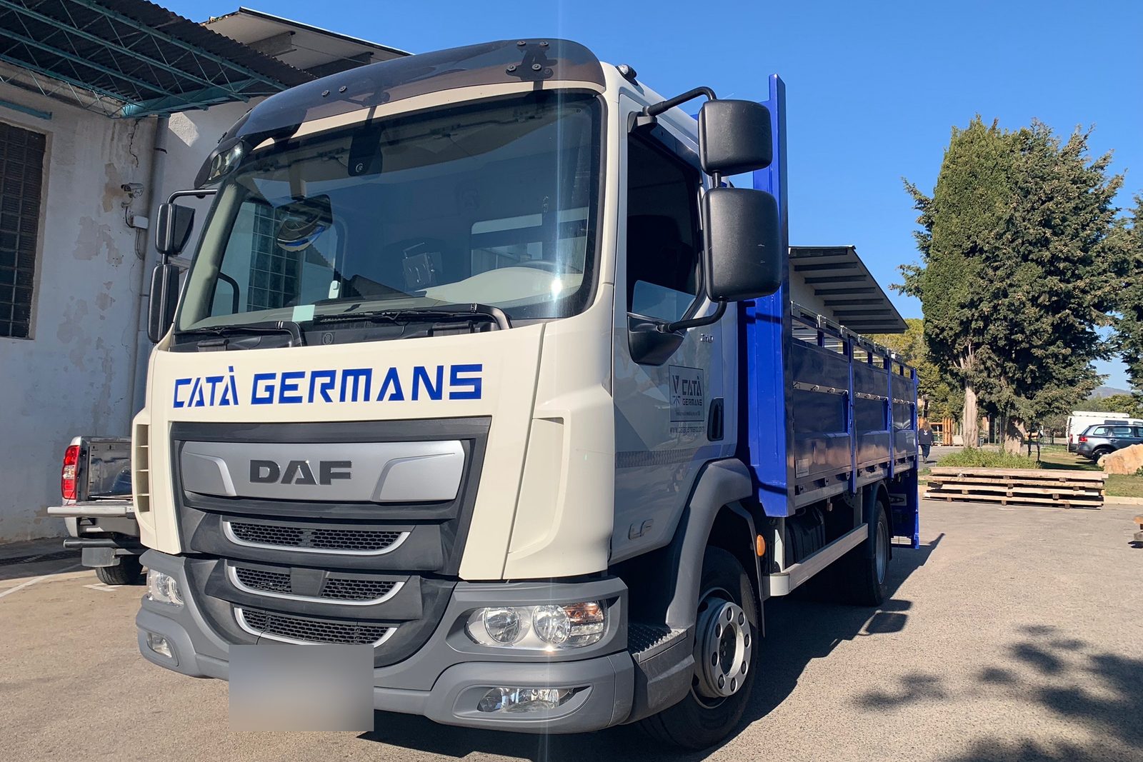 Vehicle de la flota pròpia de Catà Germans per al transport de peces metàl·liques