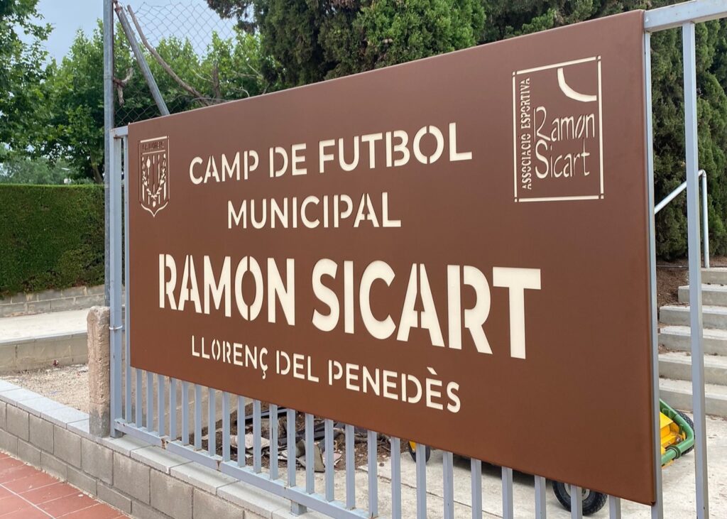 Cartell metàl·lic exterior per a equipaments esportius i espais públics