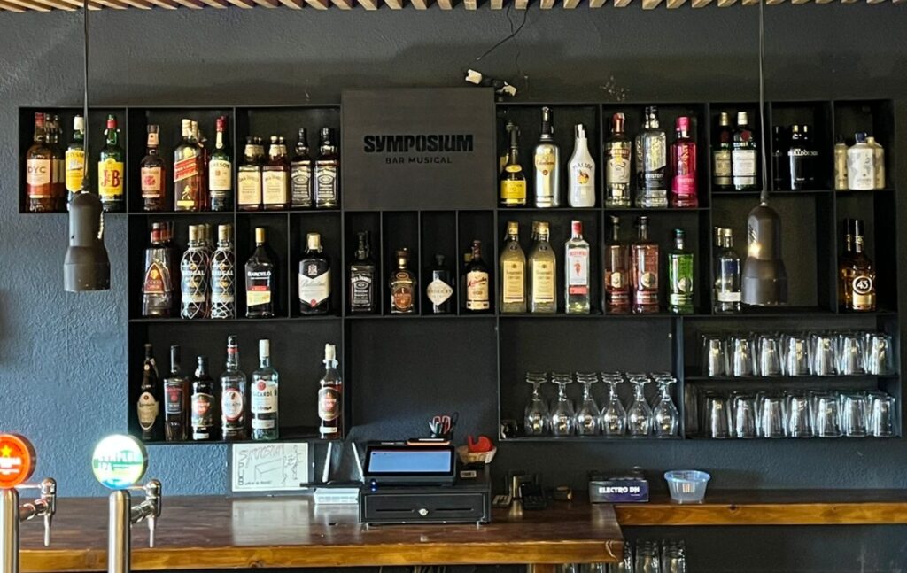 Estanteria metàl·lica a mida per bars i restaurants