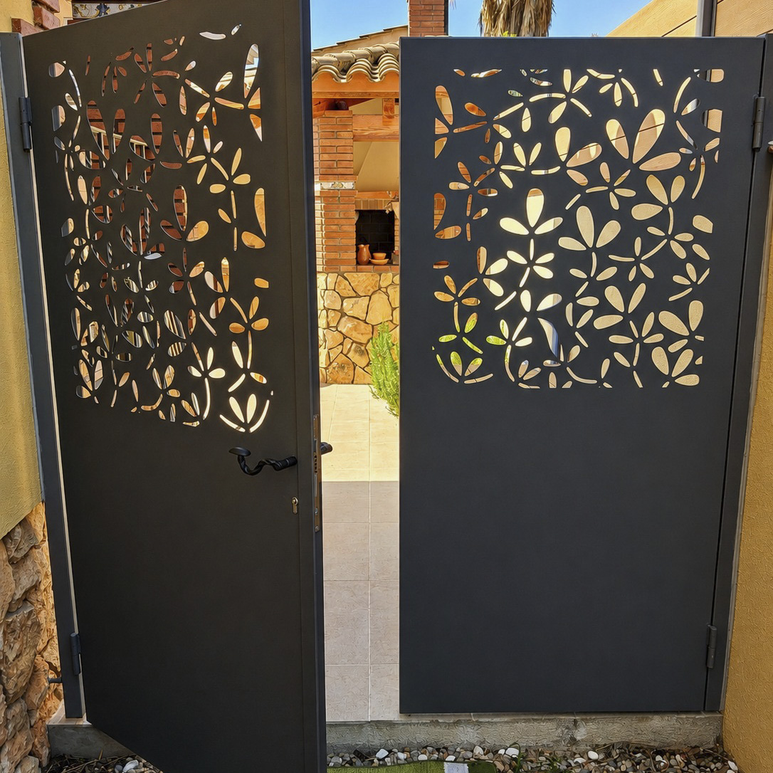 Porta metàl·lica a mida amb disseny personalitzat i tall làser