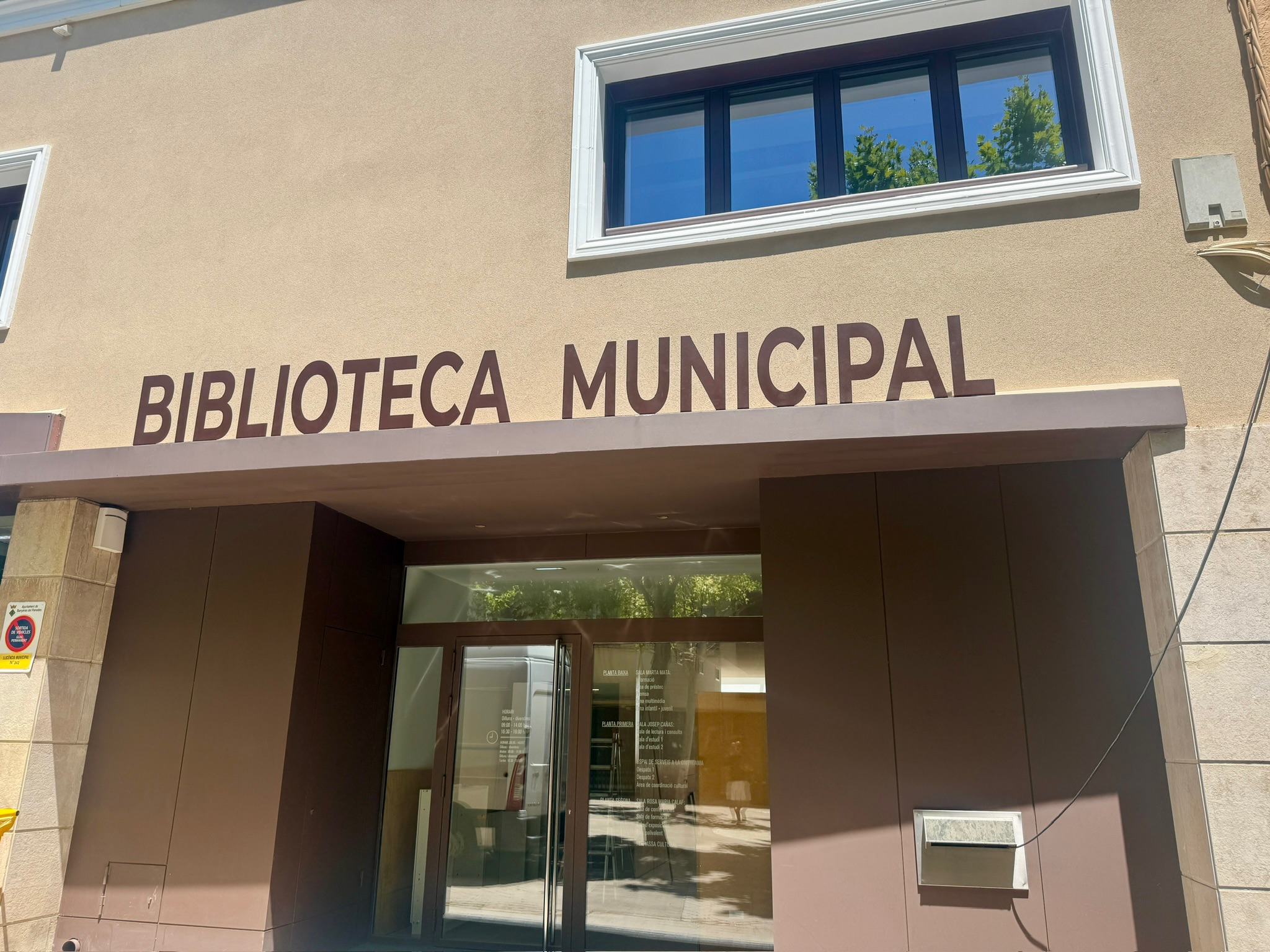 Rètols metàl·lics a mida per a edificis públics