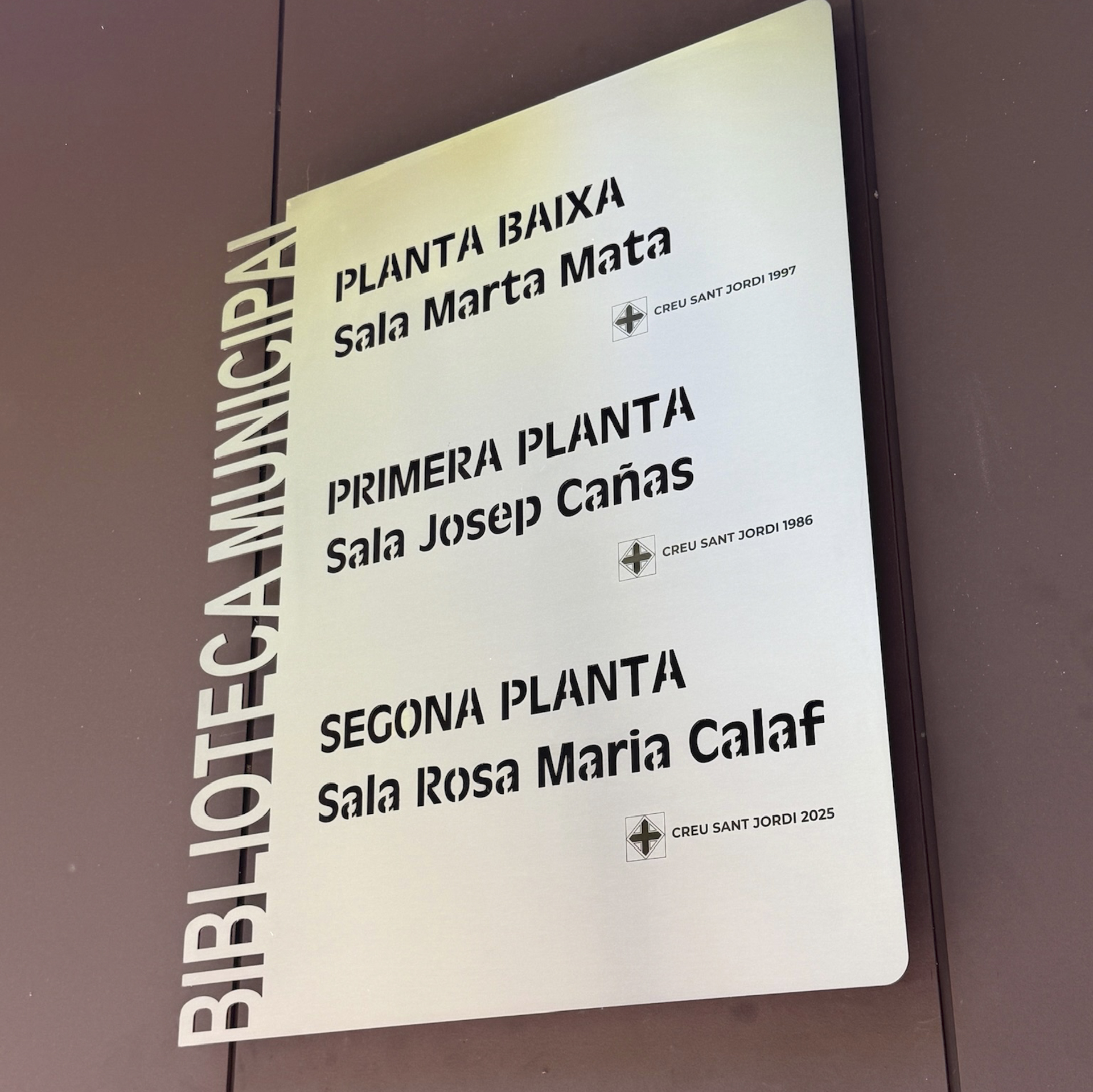Rètols metàl·lics a mida per a edificis públics